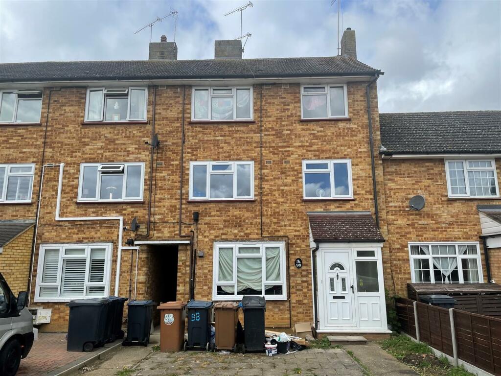 3 bedroom terraced house for sale in Windsor Drive, Hertford