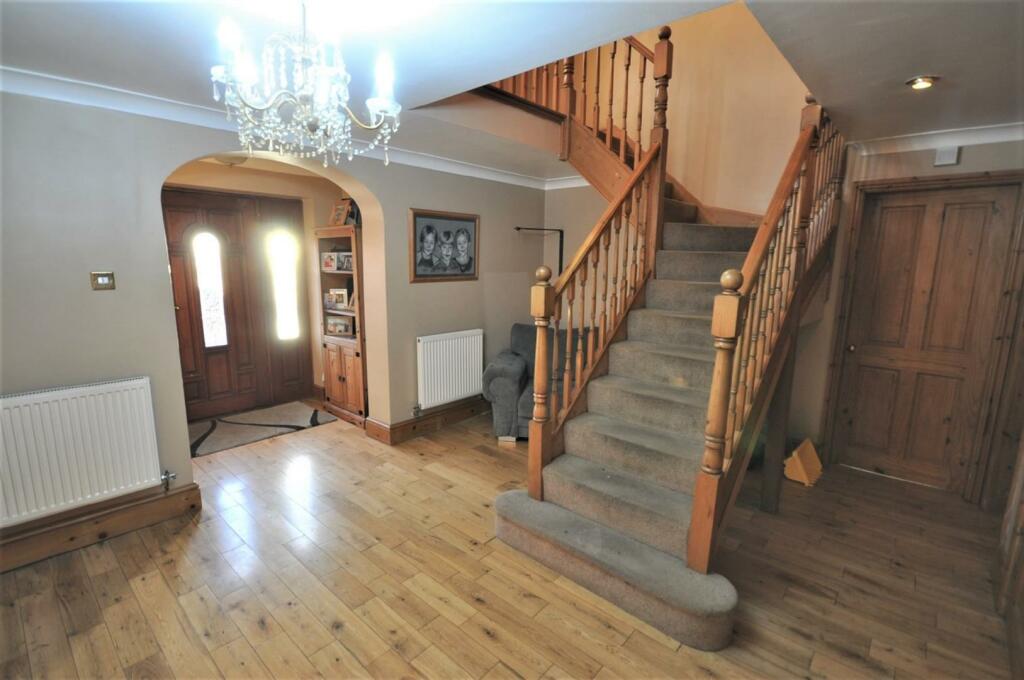 5 bedroom detached house for sale in Moss Road, Moss, Doncaster, DN6