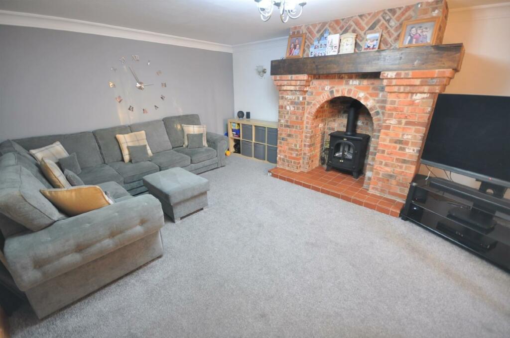 5 bedroom detached house for sale in Moss Road, Moss, Doncaster, DN6