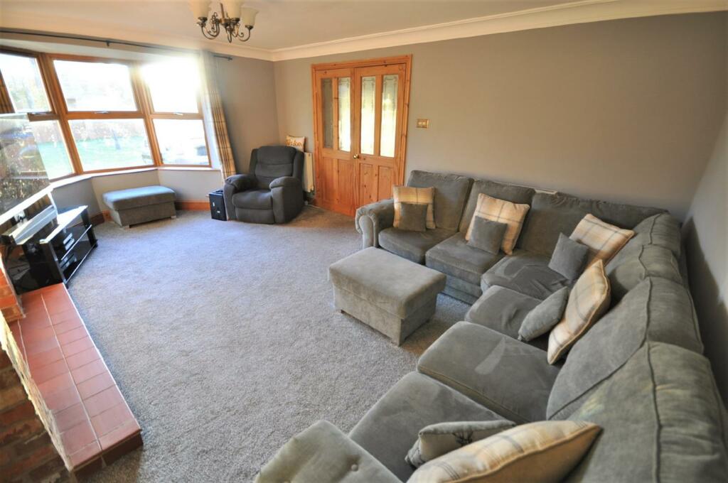 5 bedroom detached house for sale in Moss Road, Moss, Doncaster, DN6