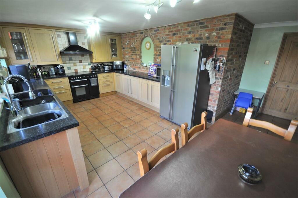 5 bedroom detached house for sale in Moss Road, Moss, Doncaster, DN6