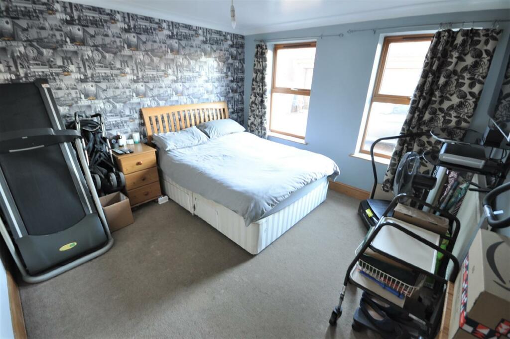 5 bedroom detached house for sale in Moss Road, Moss, Doncaster, DN6