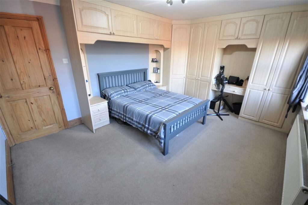 5 bedroom detached house for sale in Moss Road, Moss, Doncaster, DN6