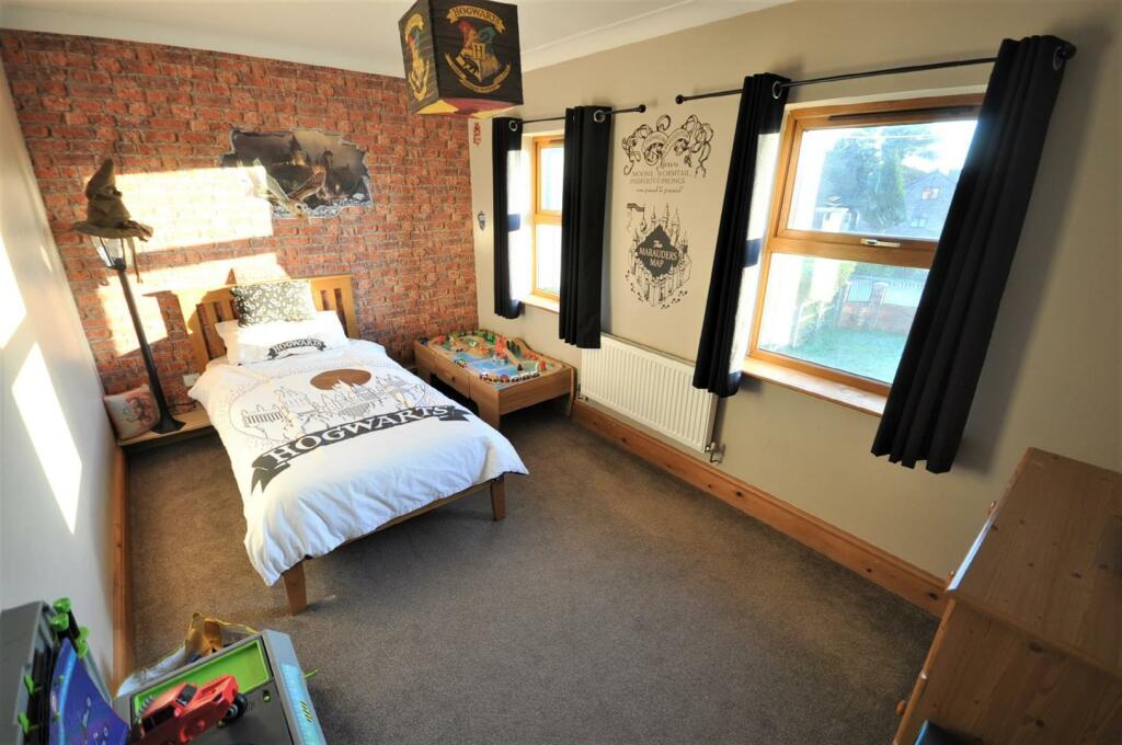 5 bedroom detached house for sale in Moss Road, Moss, Doncaster, DN6