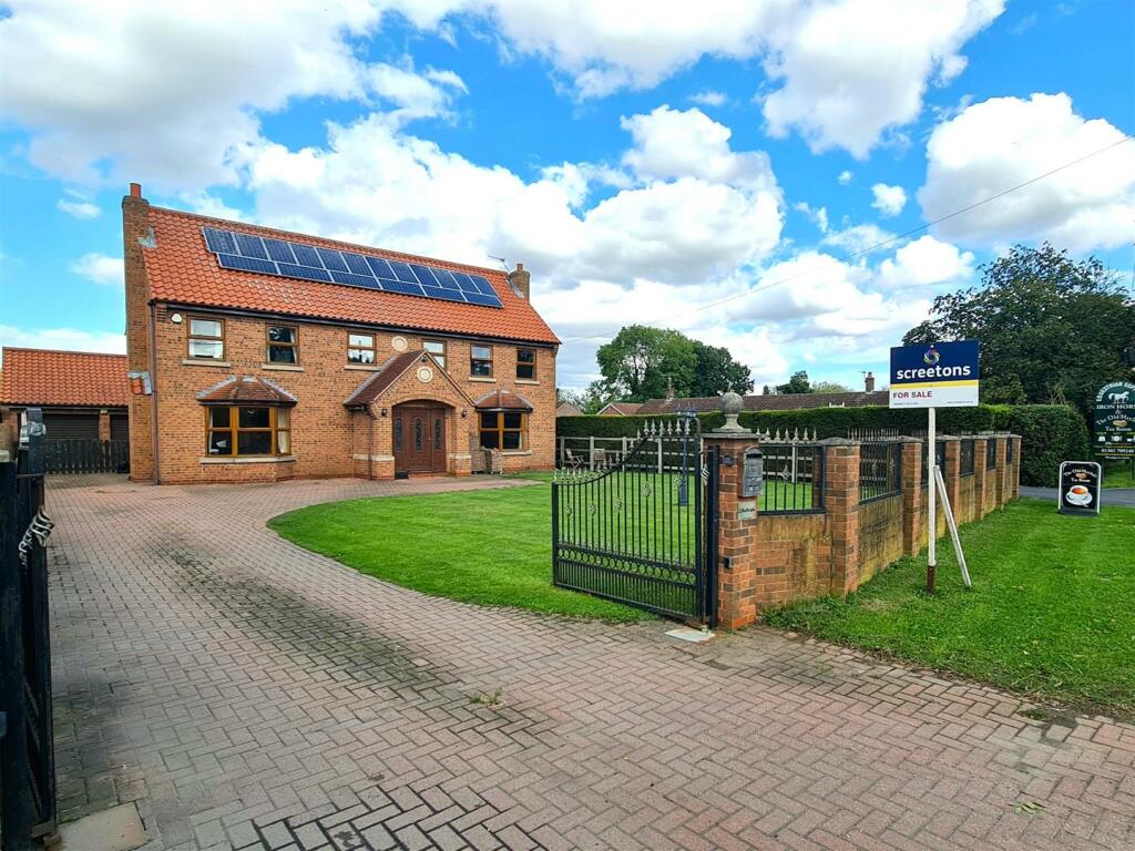 5 bedroom detached house for sale in Moss Road, Moss, Doncaster, DN6