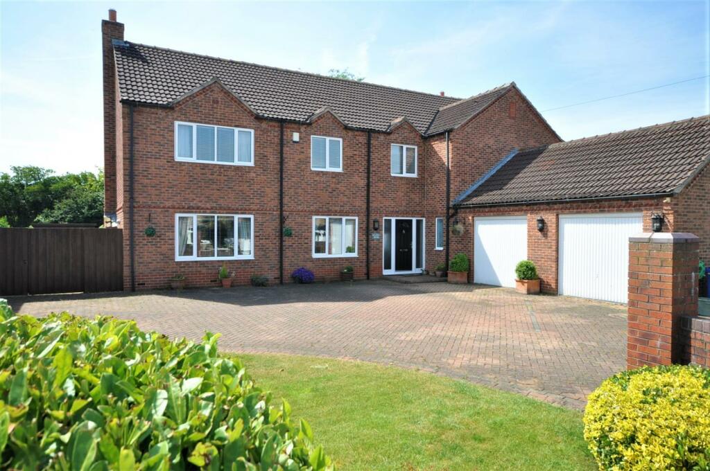 5 bedroom detached house for sale in Southwood Drive, Thorne, Doncaster