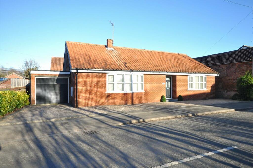 3 bedroom detached bungalow for sale in South End, Thorne, Doncaster, DN8