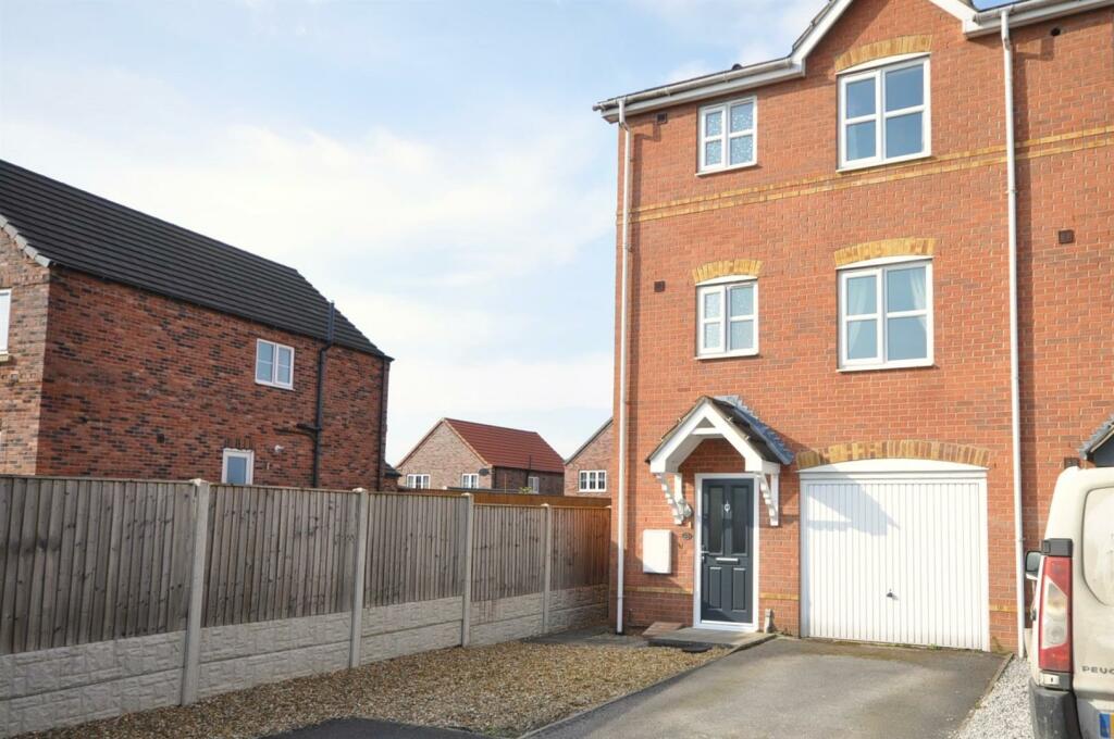 3 bedroom end of terrace house for sale in Millcroft Close, Thorne