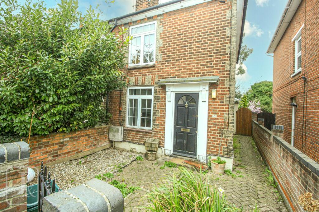 3 bedroom semidetached house for rent in Bergholt Road, Colchester