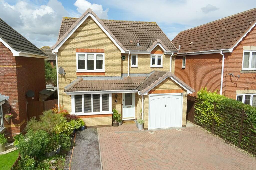 4 bedroom detached house for sale in Forsythia Close, Lutterworth, LE17
