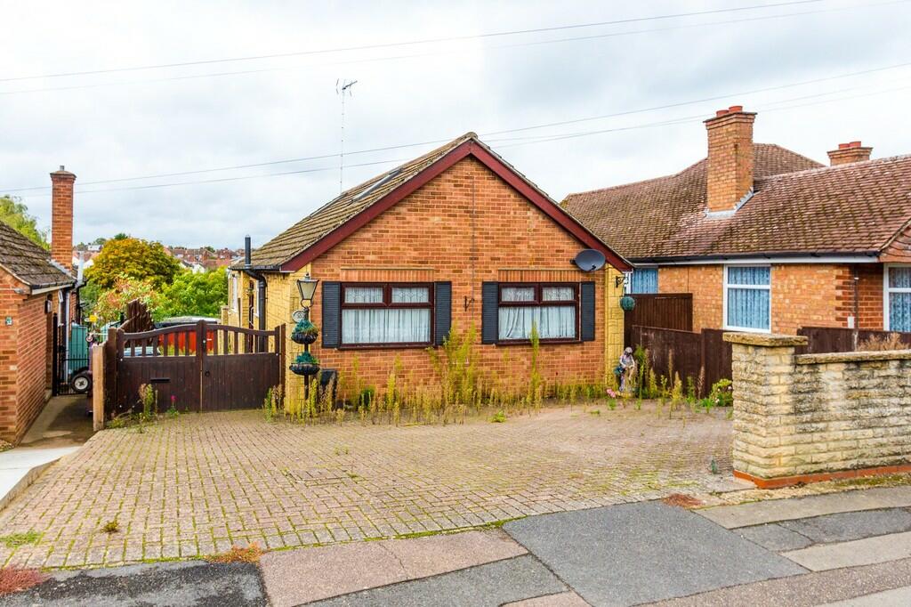 2 bedroom detached bungalow for sale in Hall Avenue, Rushden, NN10