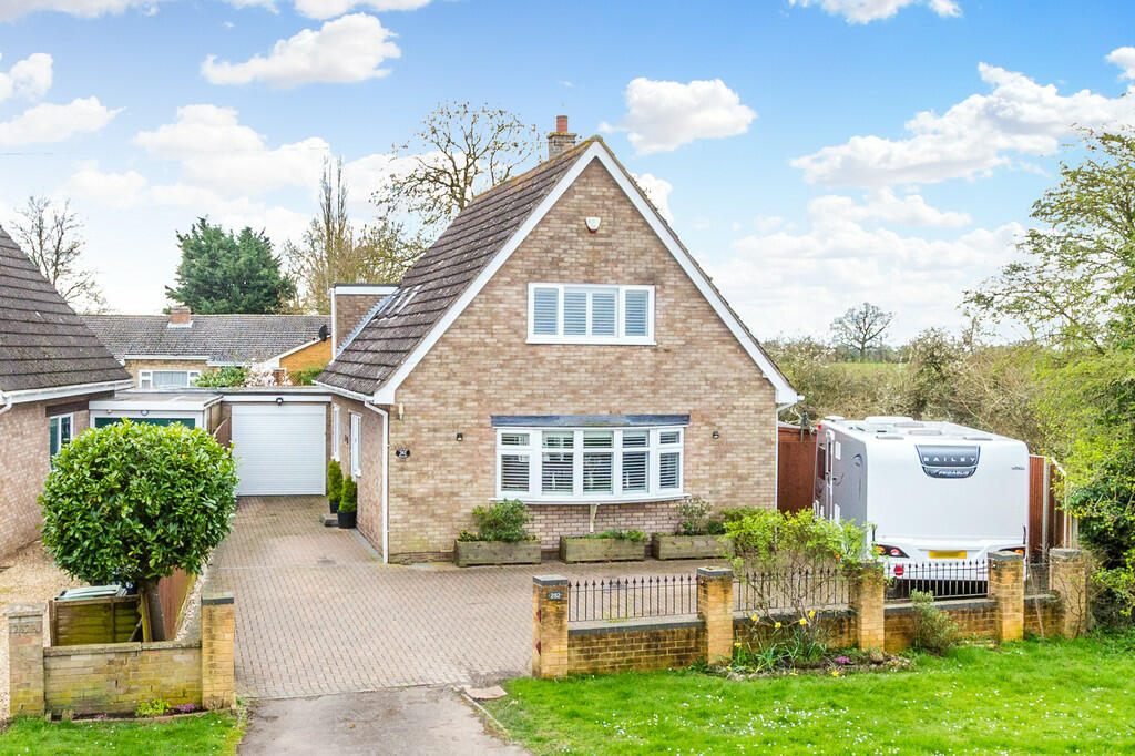 3 bedroom detached house for sale in Newton Road, Rushden, NN10