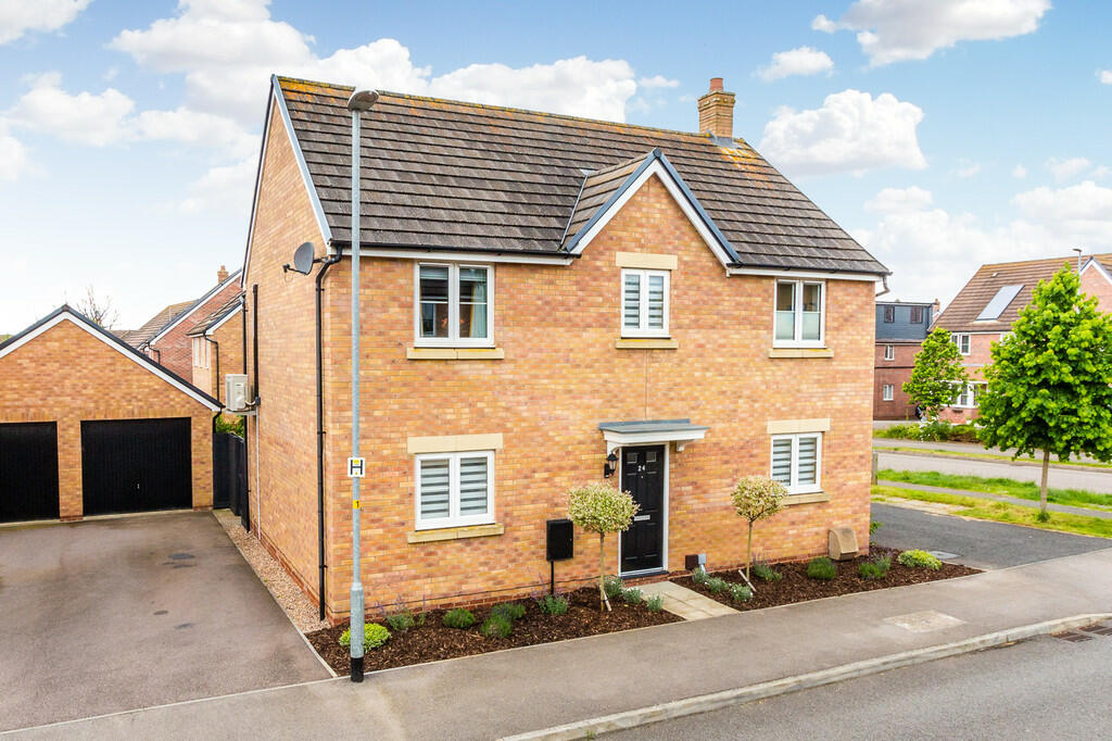 4 bedroom detached house for sale in Carisbrooke Road, Rushden, NN10