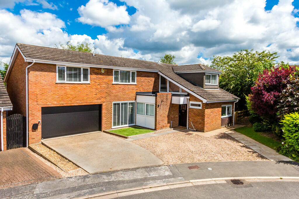 4 bedroom detached house for sale in Larkhill, Rushden, NN10