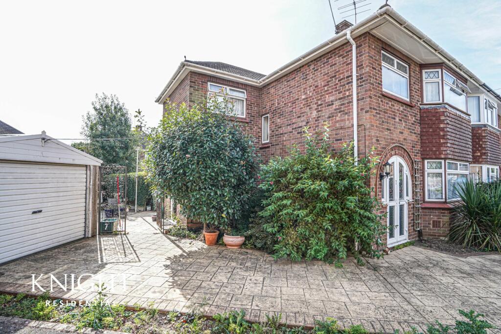 4 bedroom semidetached house for sale in Rowallan Close, Colchester, CO3