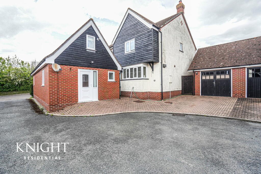 4 bedroom detached house for sale in Priors Way, Coggeshall, Colchester, CO6