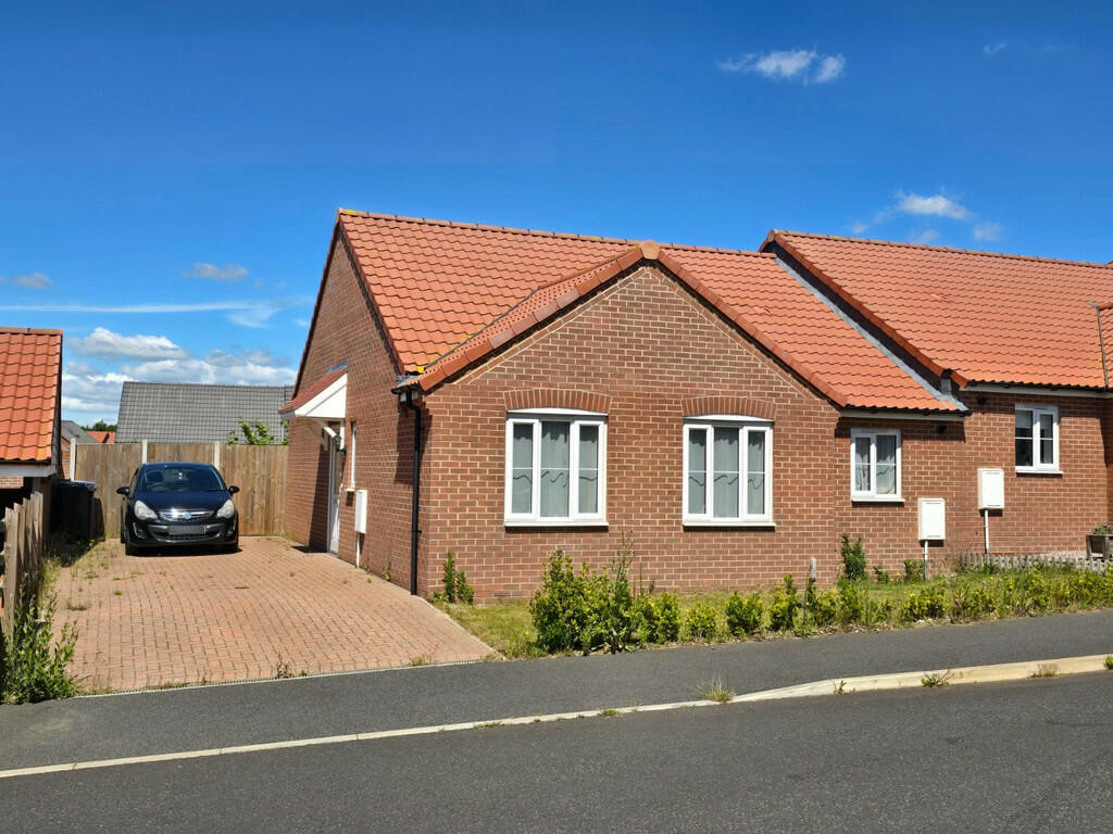 2 bedroom semidetached bungalow for sale in Grace Farrant Road, Great