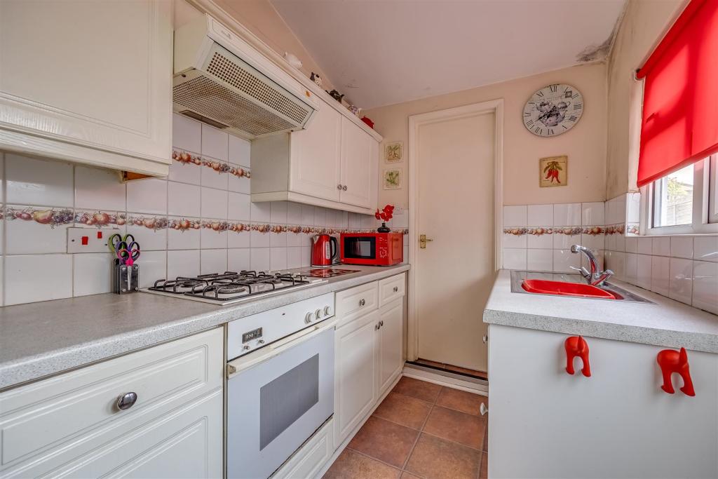 2 bedroom terraced house for sale in Diceland Road, Banstead, SM7