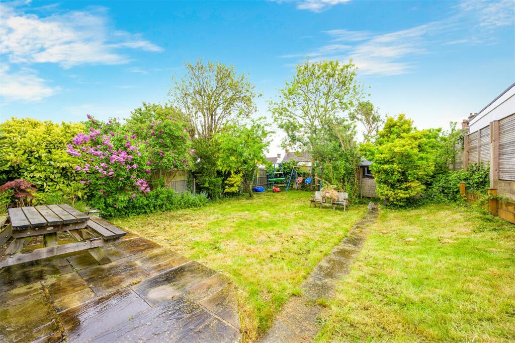 3 bedroom end of terrace house for sale in Buff Avenue, Banstead, SM7