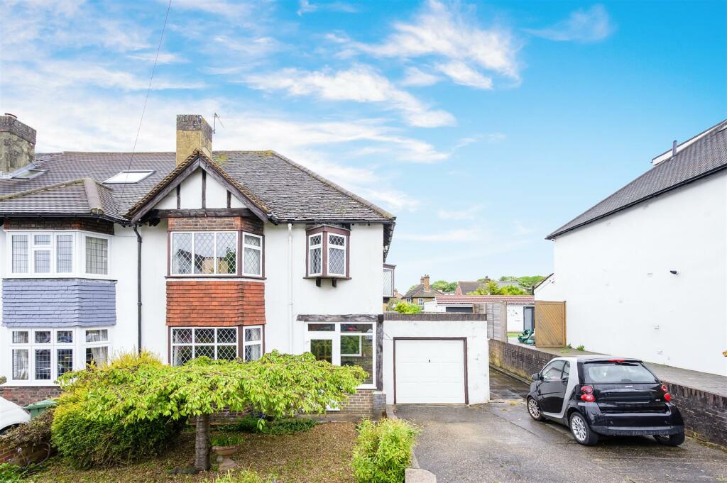 3 bedroom end of terrace house for sale in Buff Avenue, Banstead, SM7
