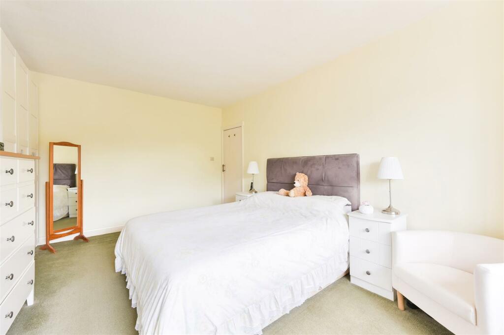 3 bedroom end of terrace house for sale in Buff Avenue, Banstead, SM7