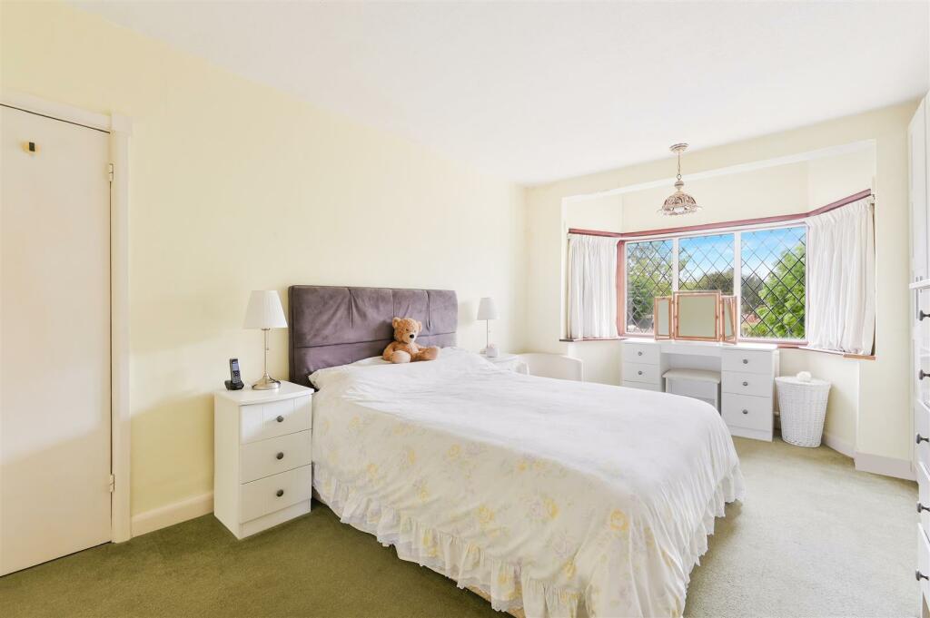 3 bedroom end of terrace house for sale in Buff Avenue, Banstead, SM7