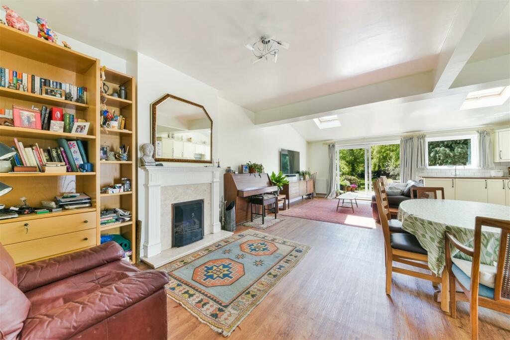 3 bedroom semidetached house for sale in Wilmot Way, Banstead, SM7