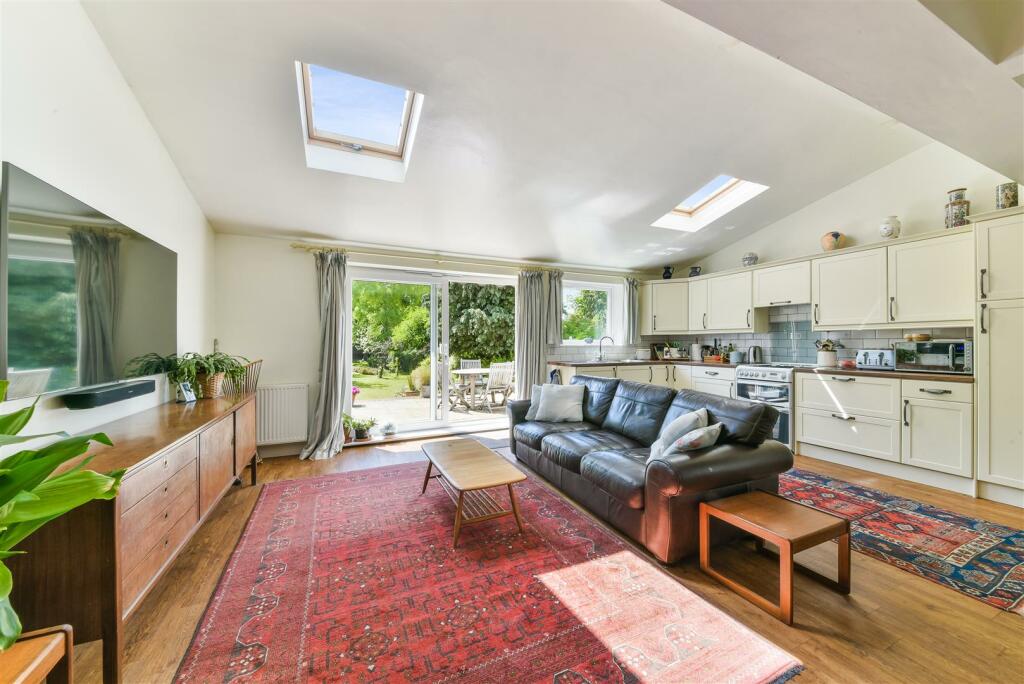 3 bedroom semidetached house for sale in Wilmot Way, Banstead, SM7