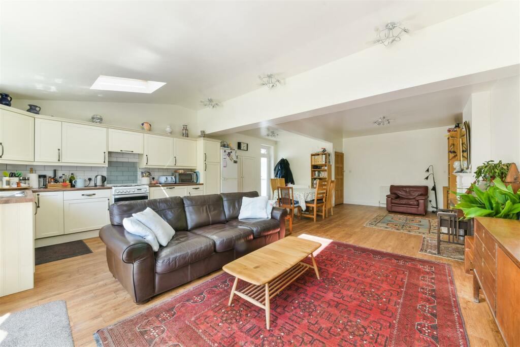 3 bedroom semidetached house for sale in Wilmot Way, Banstead, SM7