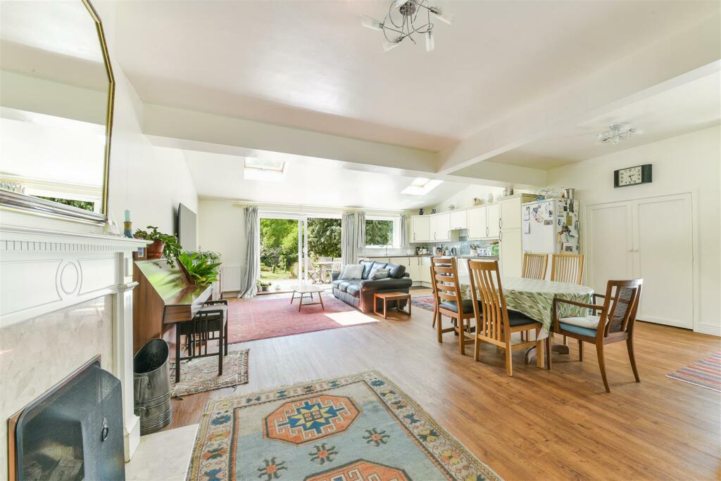 3 bedroom semidetached house for sale in Wilmot Way, Banstead, SM7