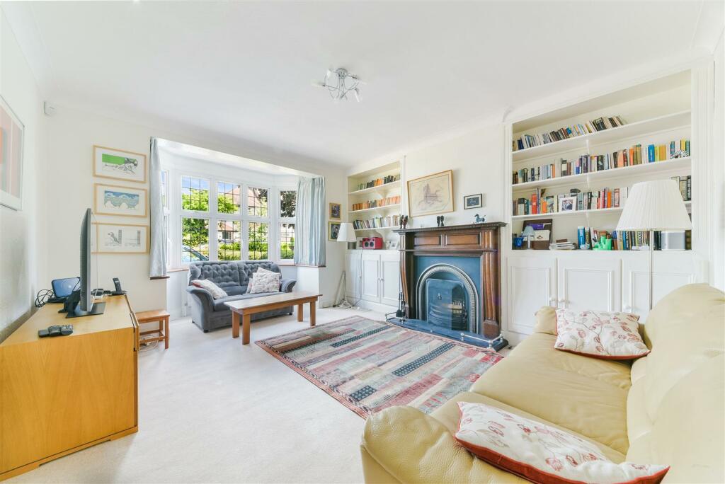 3 bedroom semidetached house for sale in Wilmot Way, Banstead, SM7