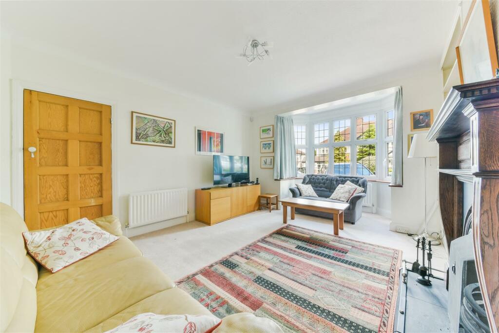 3 bedroom semidetached house for sale in Wilmot Way, Banstead, SM7