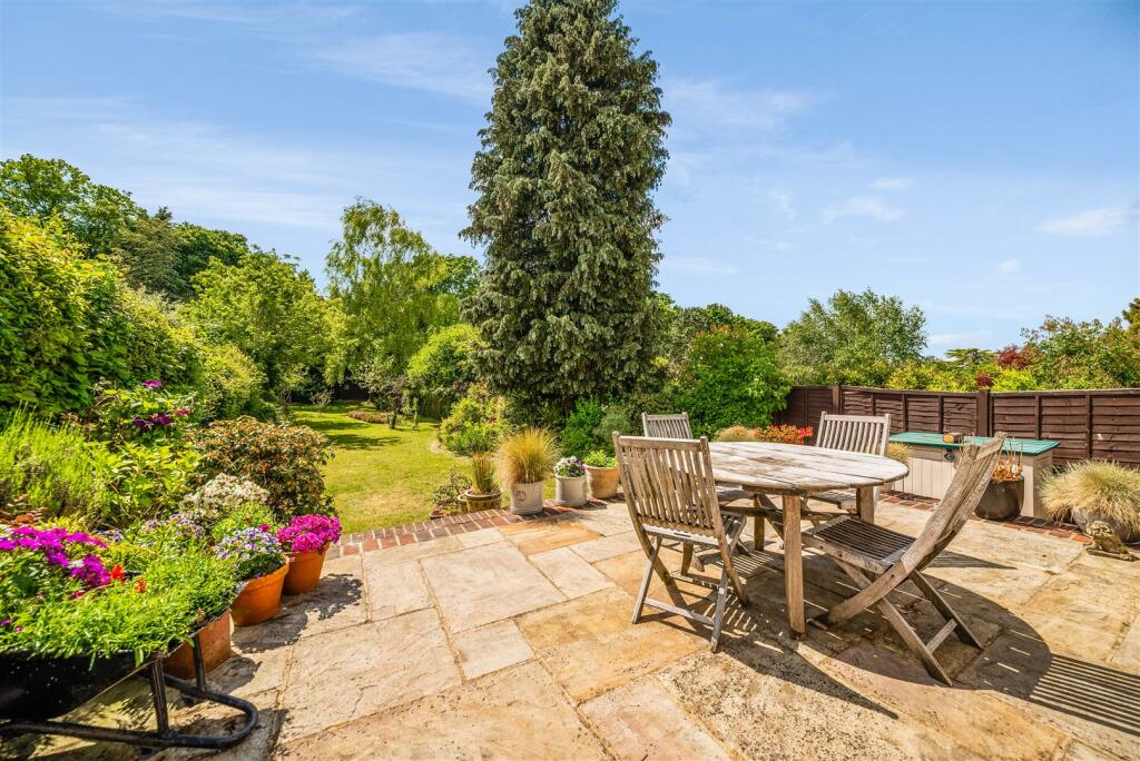 3 bedroom semidetached house for sale in Wilmot Way, Banstead, SM7