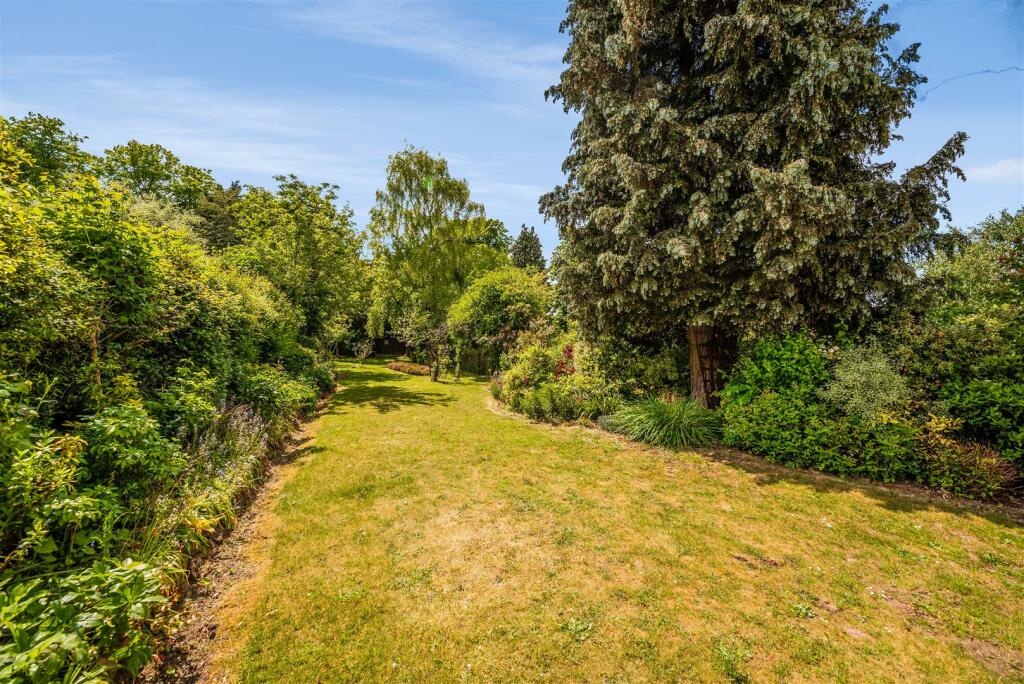 3 bedroom semidetached house for sale in Wilmot Way, Banstead, SM7