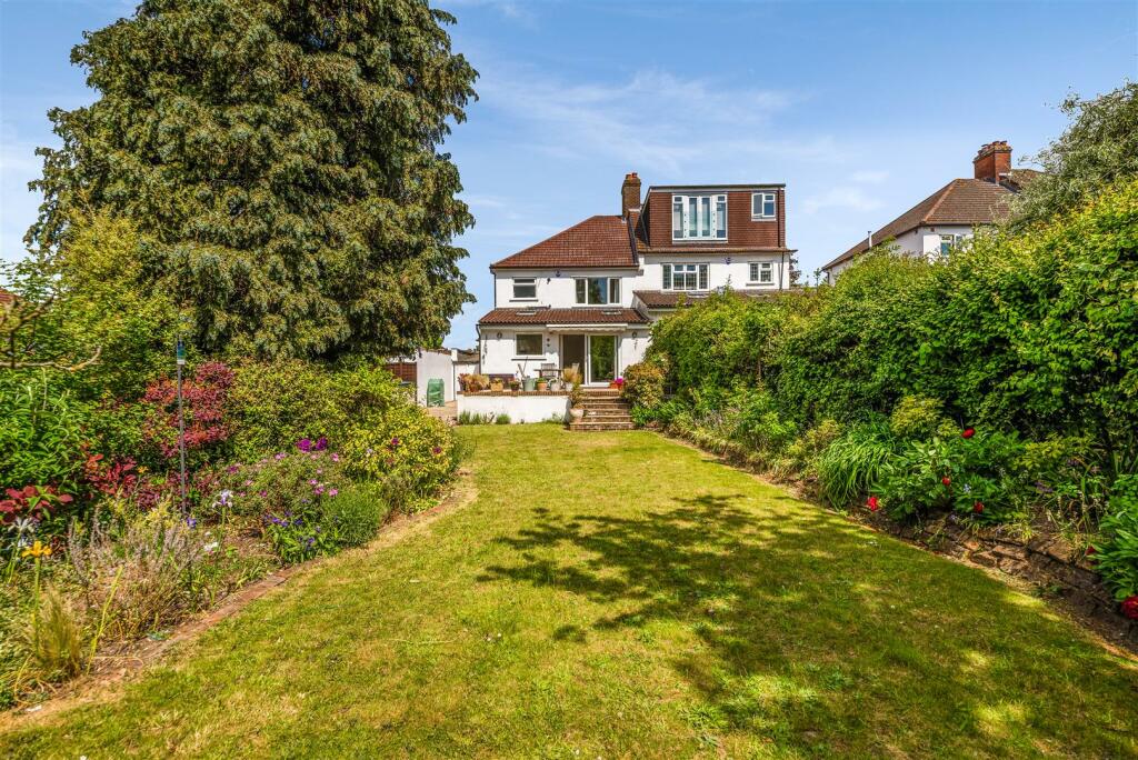 3 bedroom semidetached house for sale in Wilmot Way, Banstead, SM7