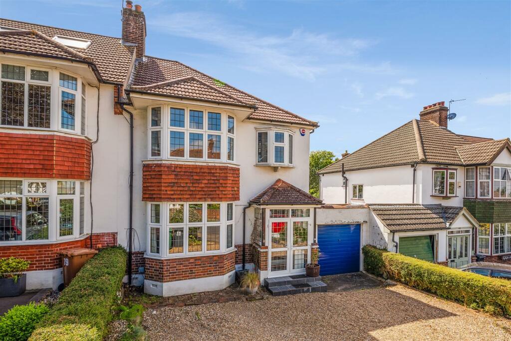 3 bedroom semidetached house for sale in Wilmot Way, Banstead, SM7