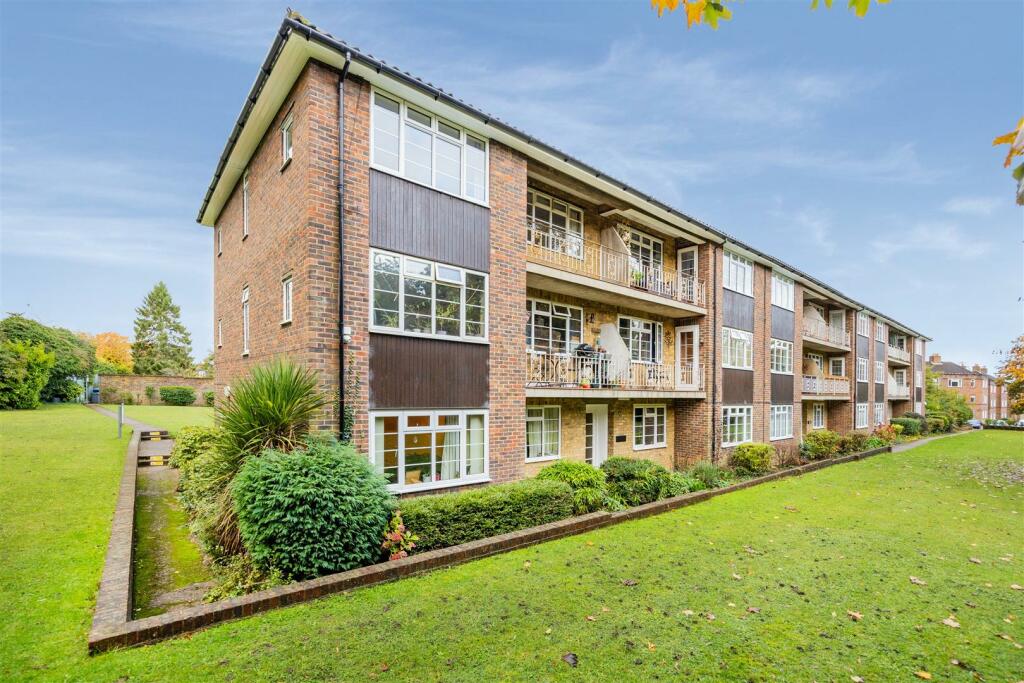 2 bedroom apartment for sale in Lancaster Court, Banstead, SM7