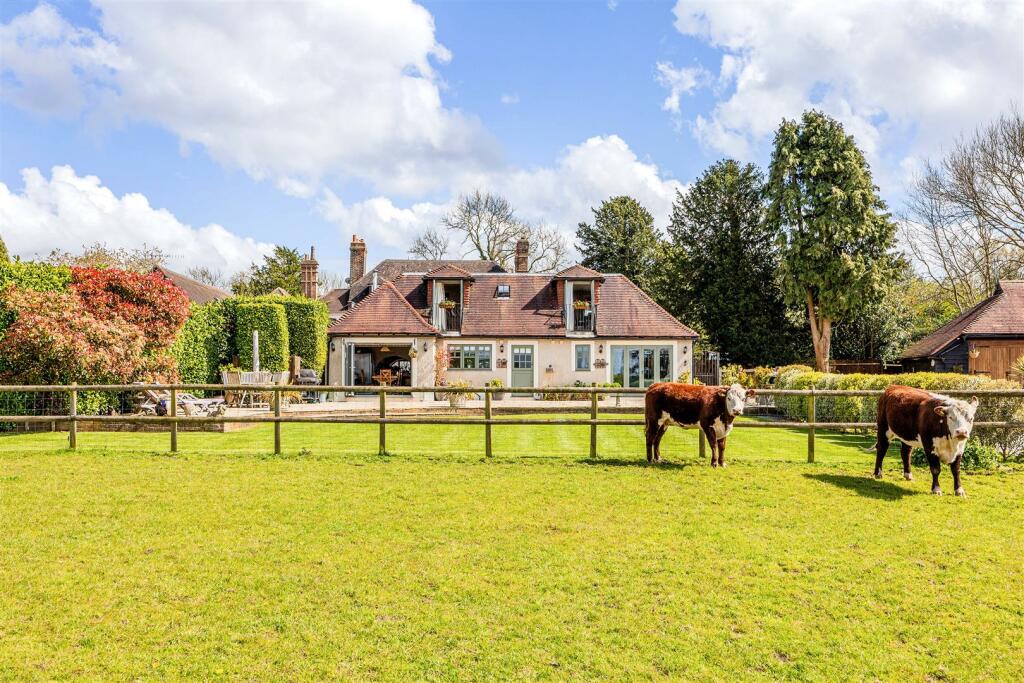 5 bedroom detached house for sale in Chipstead High Road, Upper Gatton