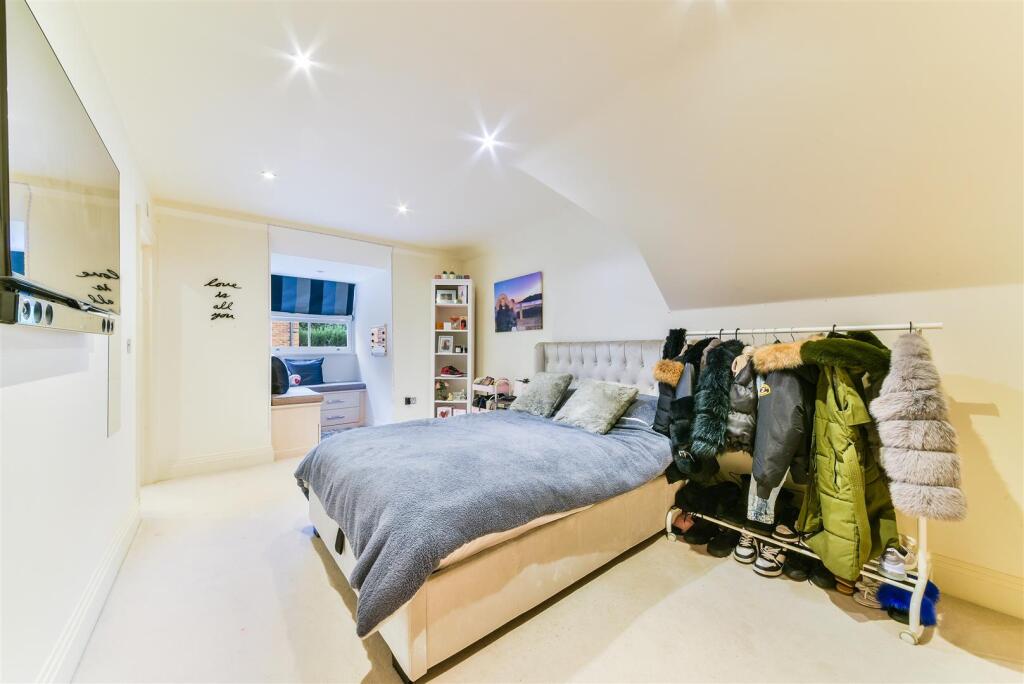 Additional property image - High Oaks Close, Coulsdon