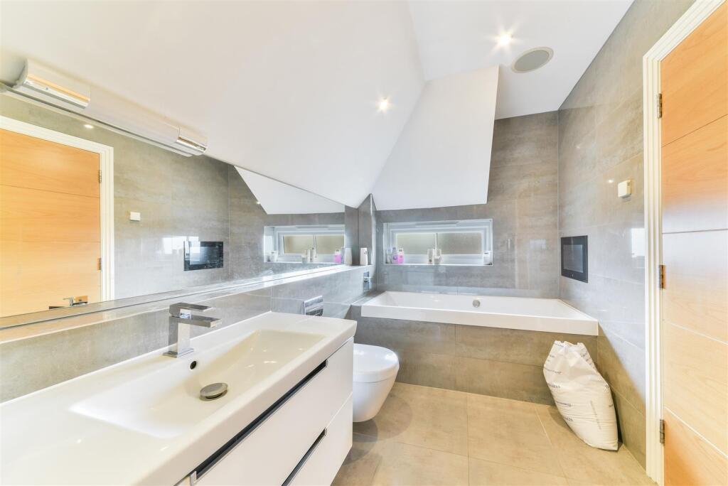 Additional property image - High Oaks Close, Coulsdon
