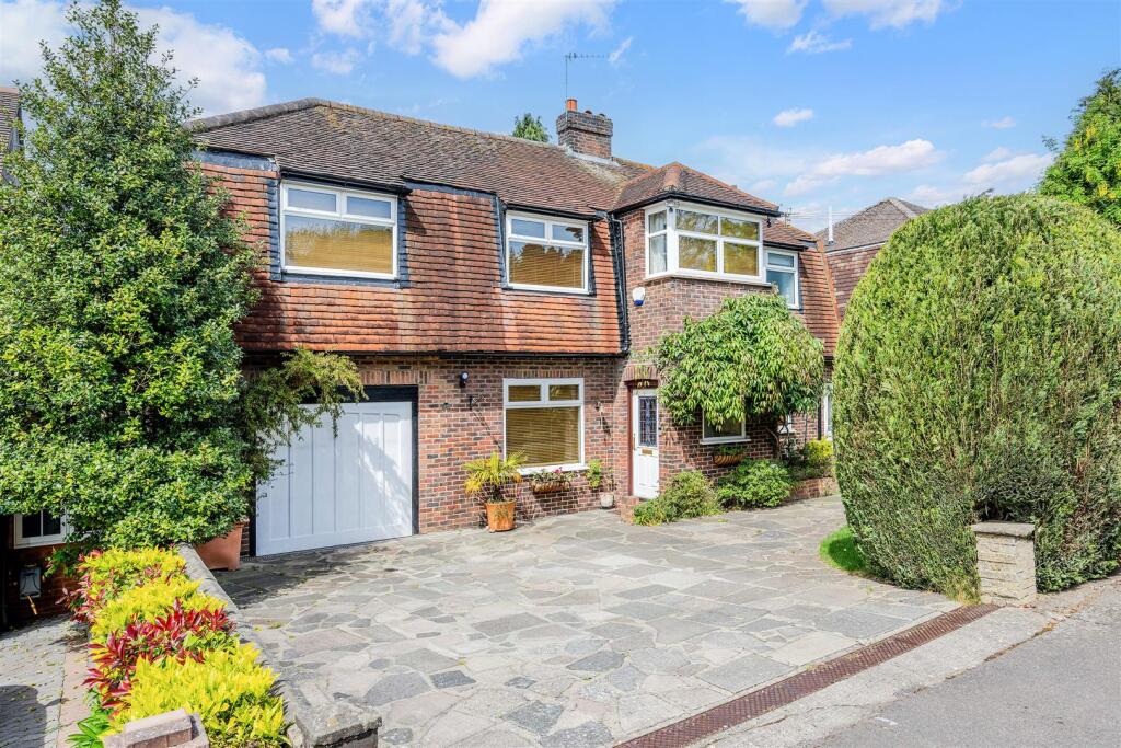 Main image of property: Green Curve, Banstead