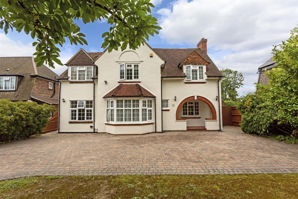6 bedroom detached house for sale in Beacon Way, Banstead, SM7
