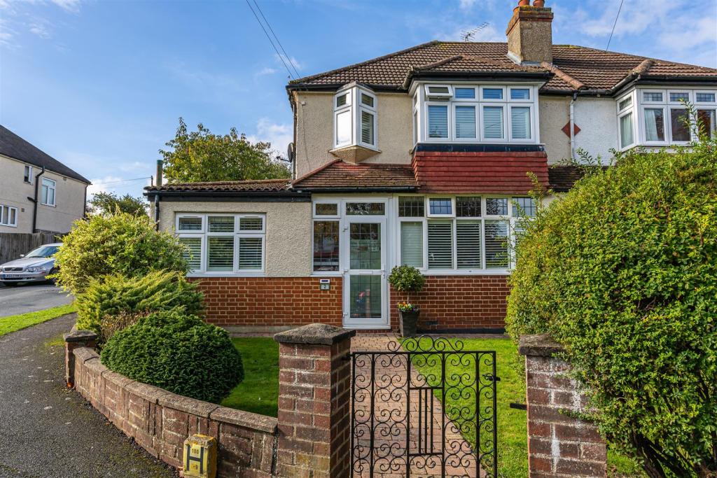 4 bedroom semidetached house for sale in The Oval, Banstead, SM7