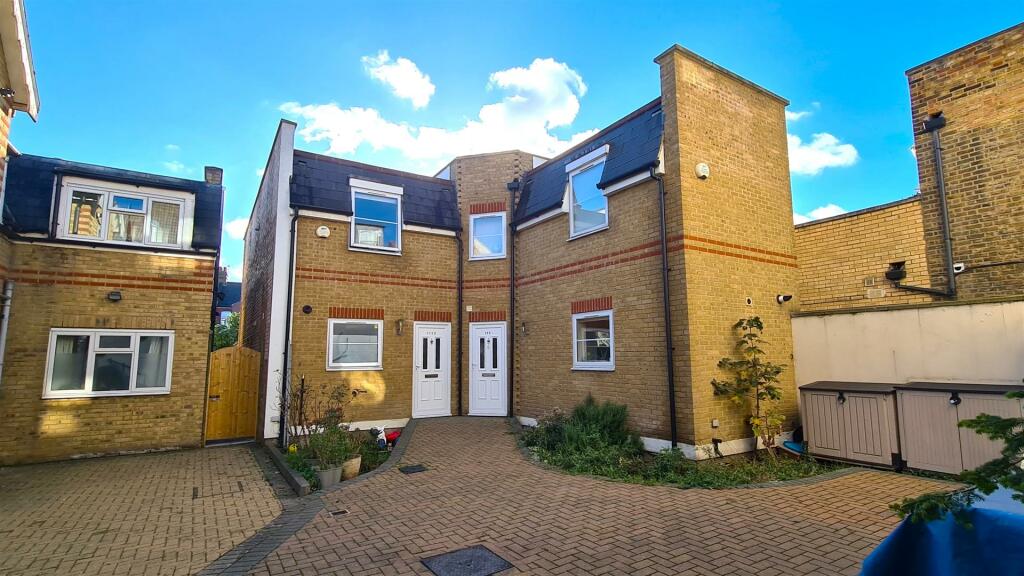 3 bedroom terraced house for sale in Myddleton Road, Bounds Green, N22