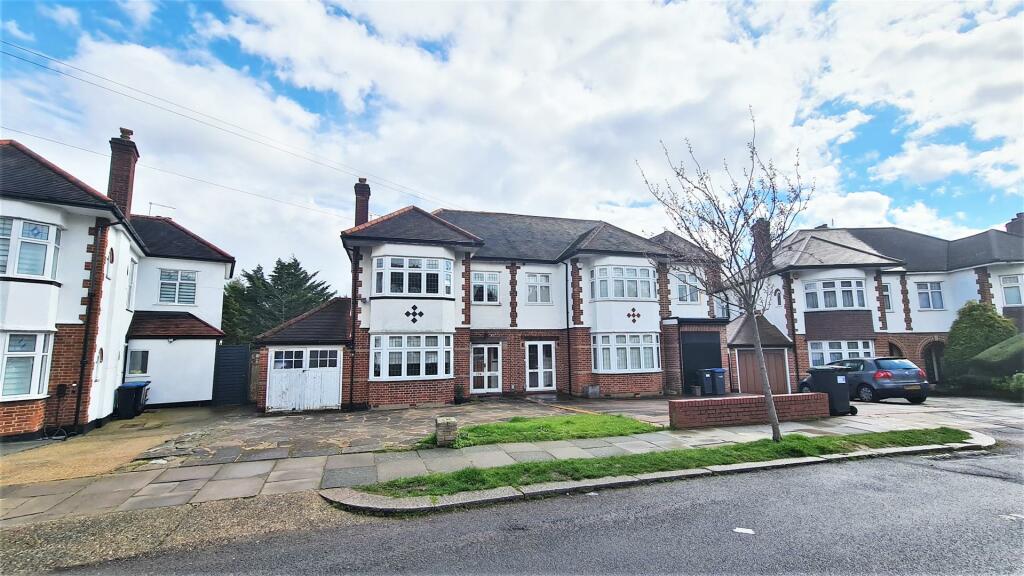 3 bedroom semidetached house for sale in Lakenheath, Southgate, N14