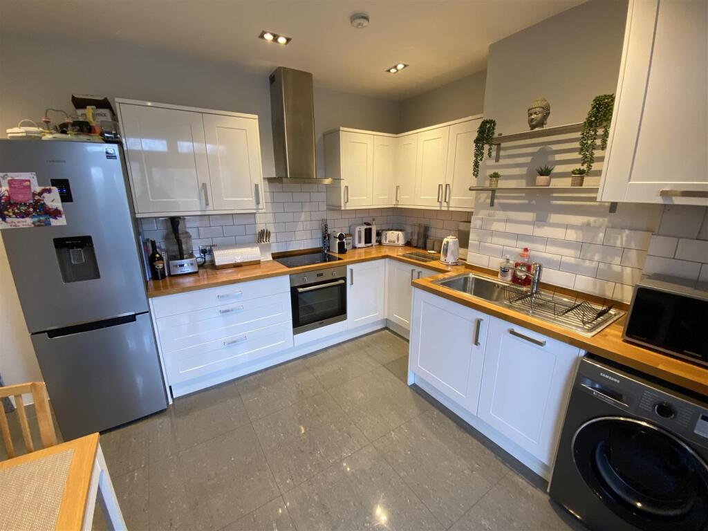 Main image of property: Green Lanes, Winchmore Hill, N21
