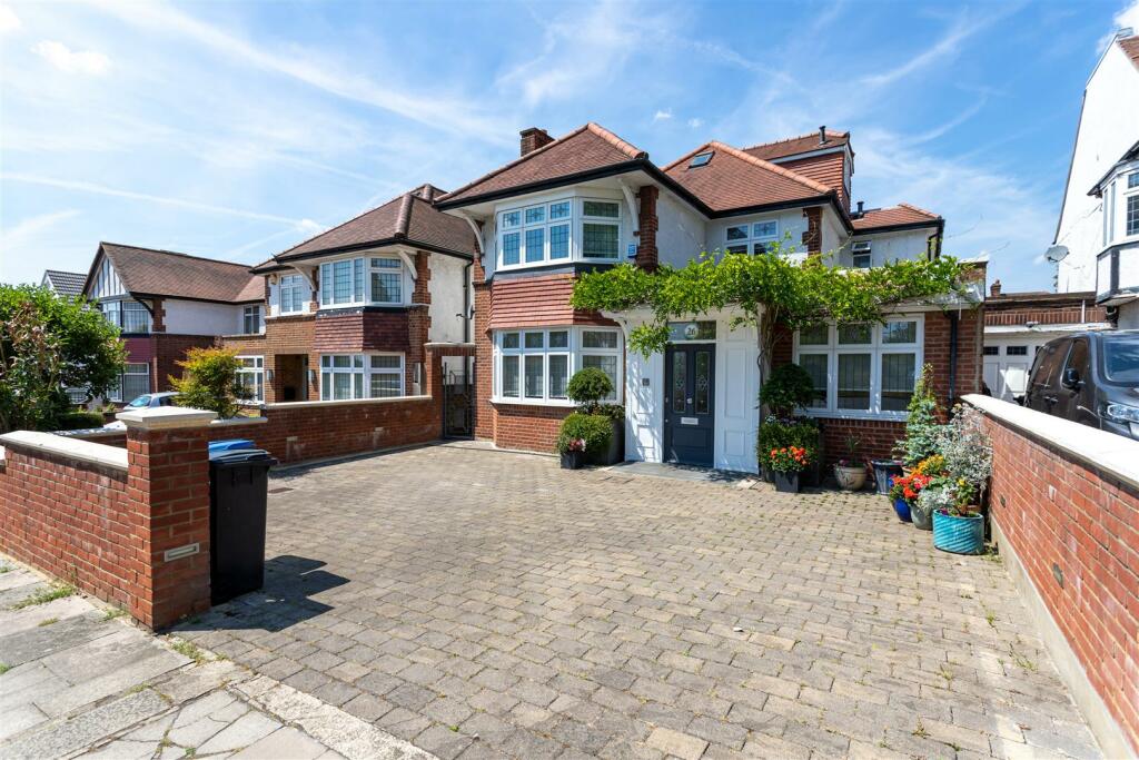 5 bedroom detached house for sale in Powys Lane, Southgate, N14