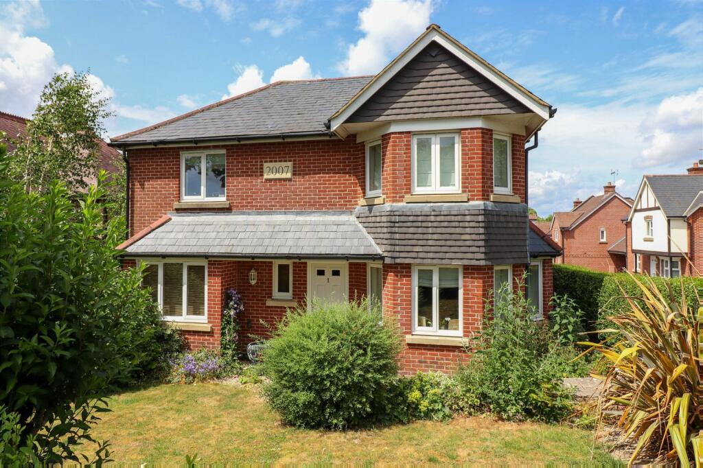 4 bedroom detached house for sale in Thornton Close, Grange Road