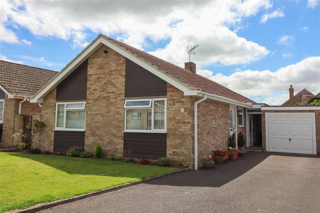 3 bedroom detached bungalow for sale in Elm Road, Alresford, SO24