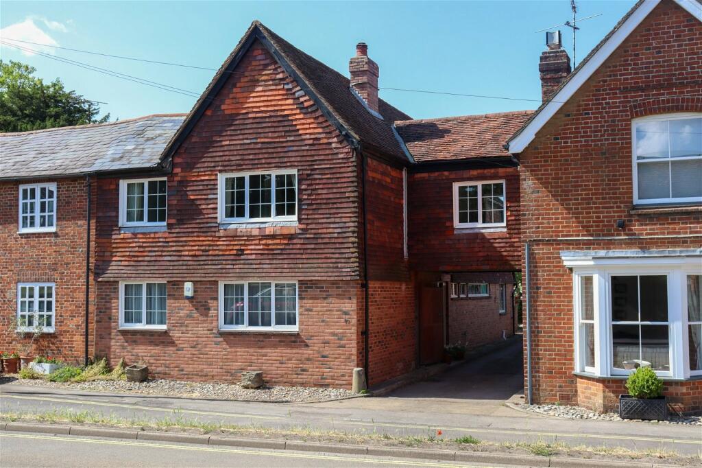 4 bedroom town house for sale in Pilgrims, Pound Hill, Alresford, SO24